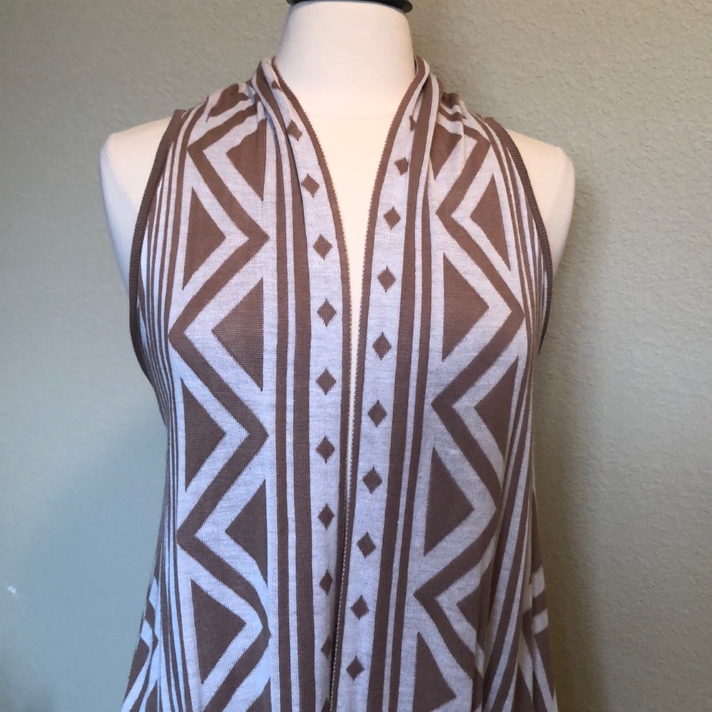 Geometric Tan & White Sleeveless Sweater